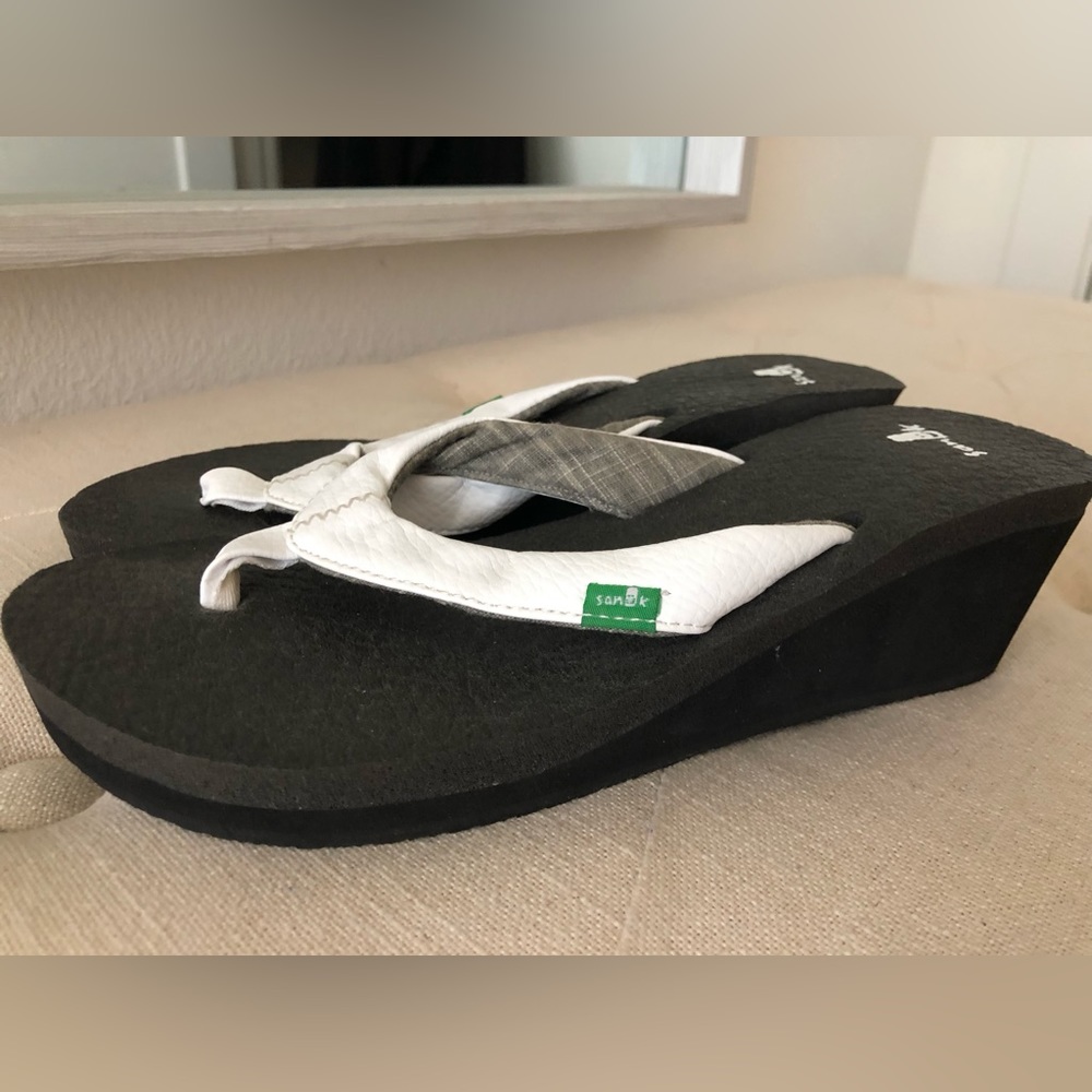 Sanuk flip flop wedge heel sandals